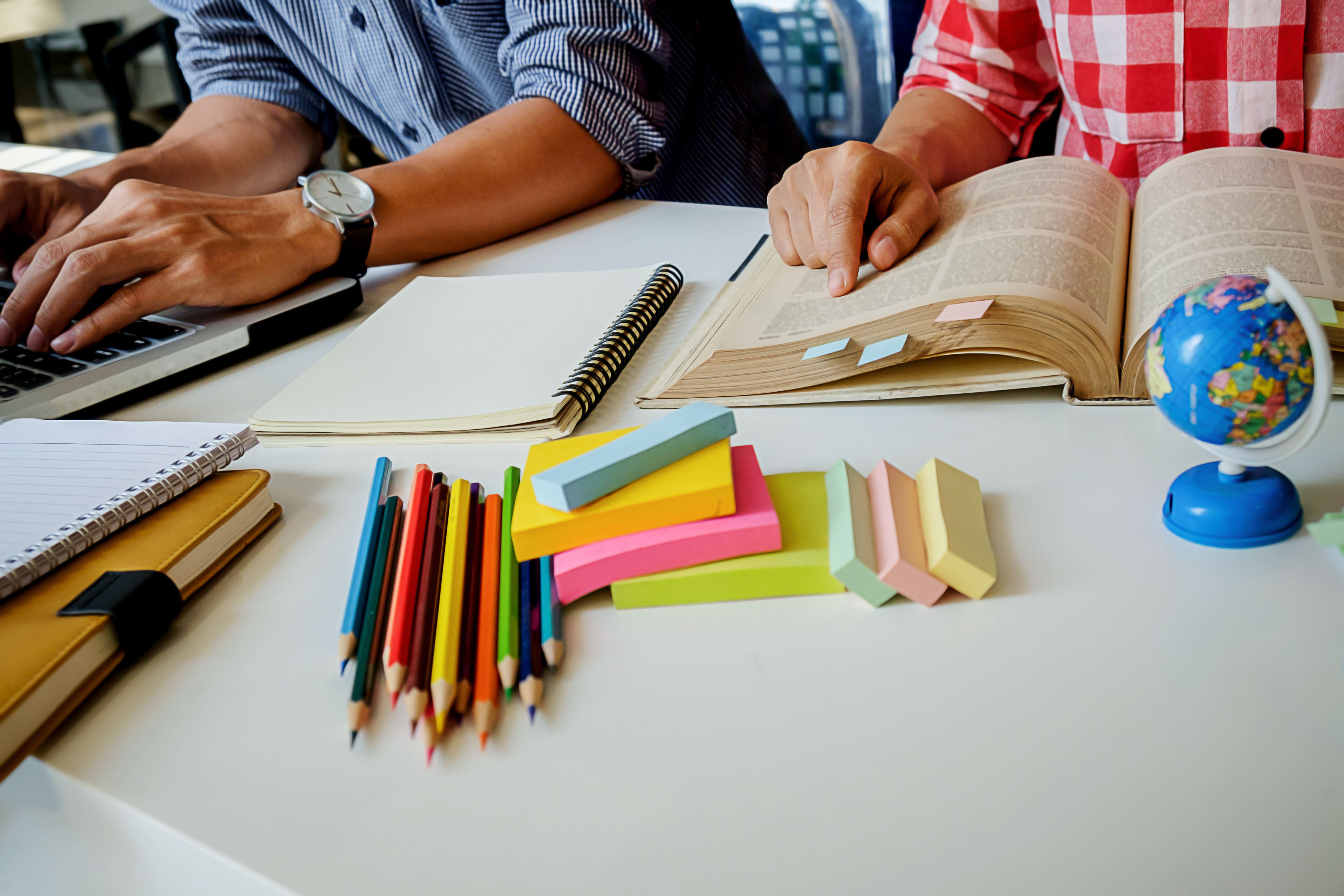 women-computer-sitting-communication-analysis-bonding